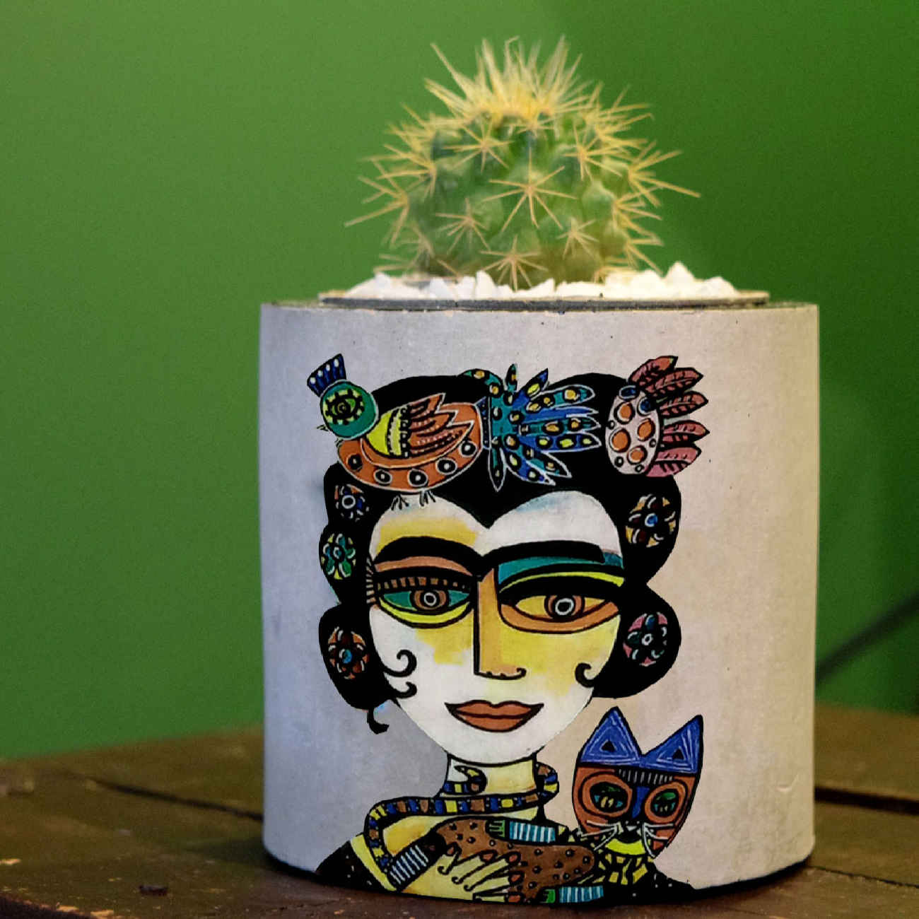 Edele betonnen vaas Persian Elegance in grijs met een boho-geïnspireerd meisje-kattenmotief voor een speelse touch