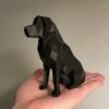 Geometrisch zwart zittende hond-figuurtje – moderne kubistische sculptuur