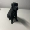 Geometrisch zwart zittende hond-figuurtje – moderne kubistische sculptuur