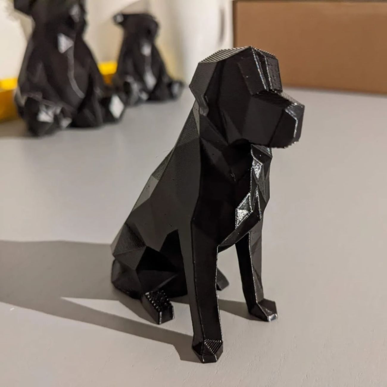 Geometrisch zwart zittende hond-figuurtje – moderne kubistische sculptuur