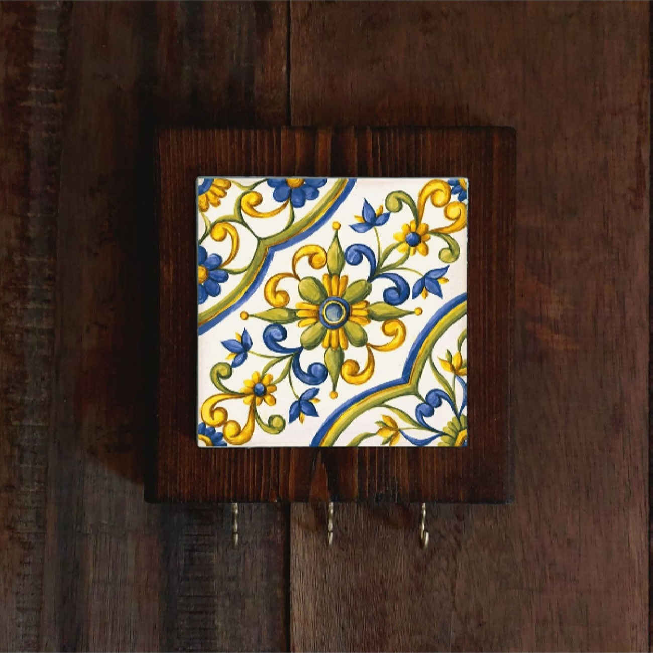 Keramische Muur Sleutelhouder – met Houten Lijst & Intricate Bloemenontwerp in Geel