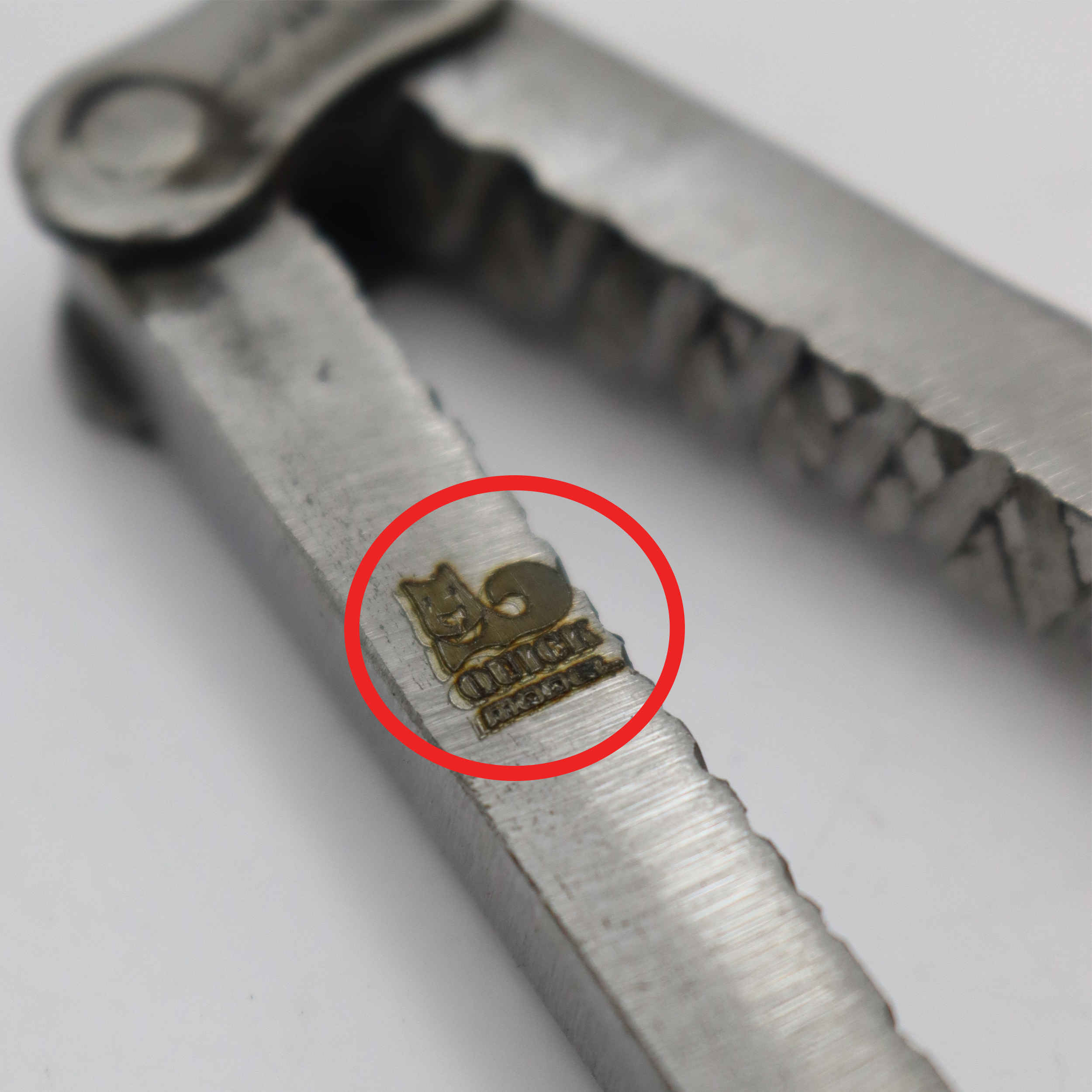 Snelwerkende Metalen Pistachenoten Opener – Chroom