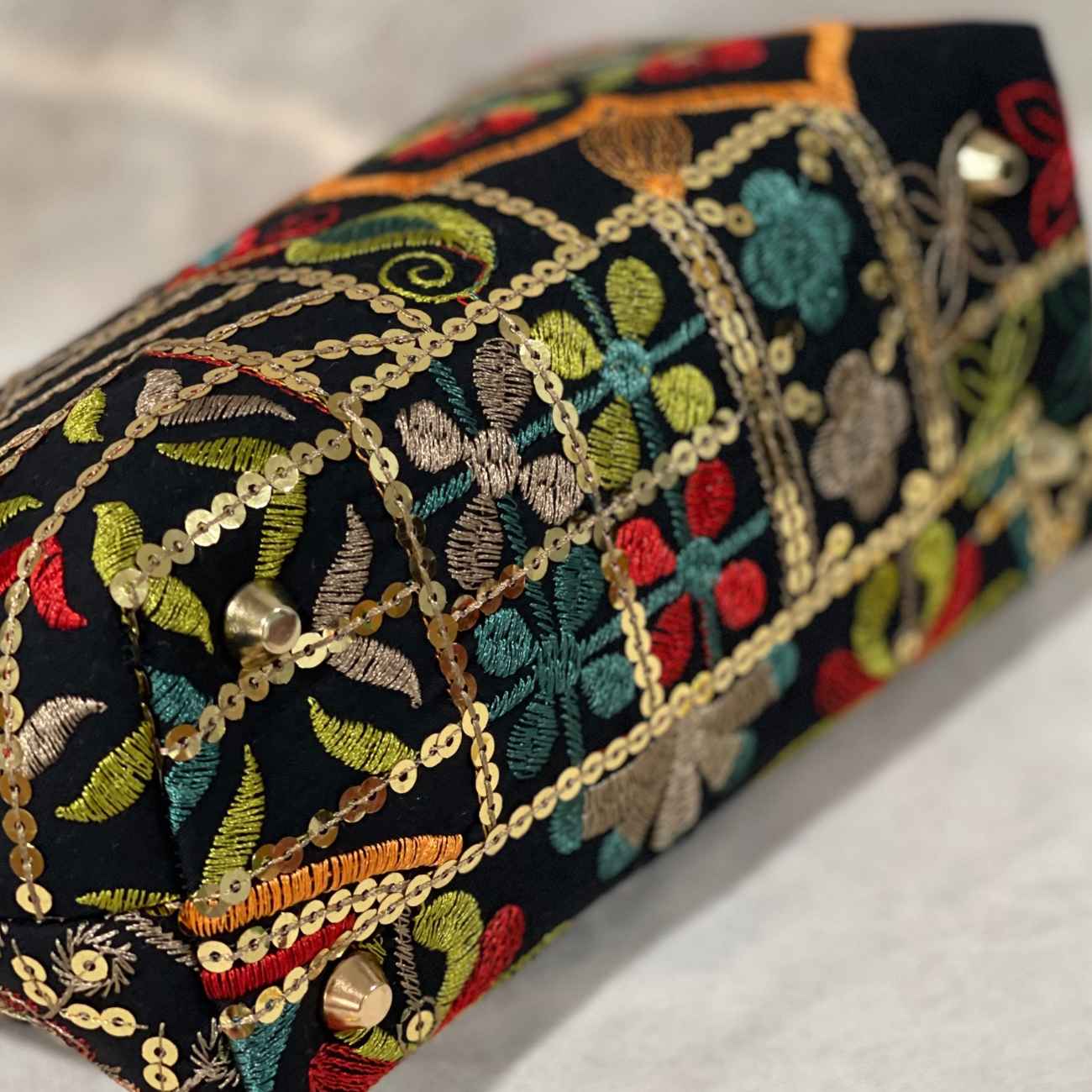 Geborduurde fluwelen clutch bloem & blad zwart