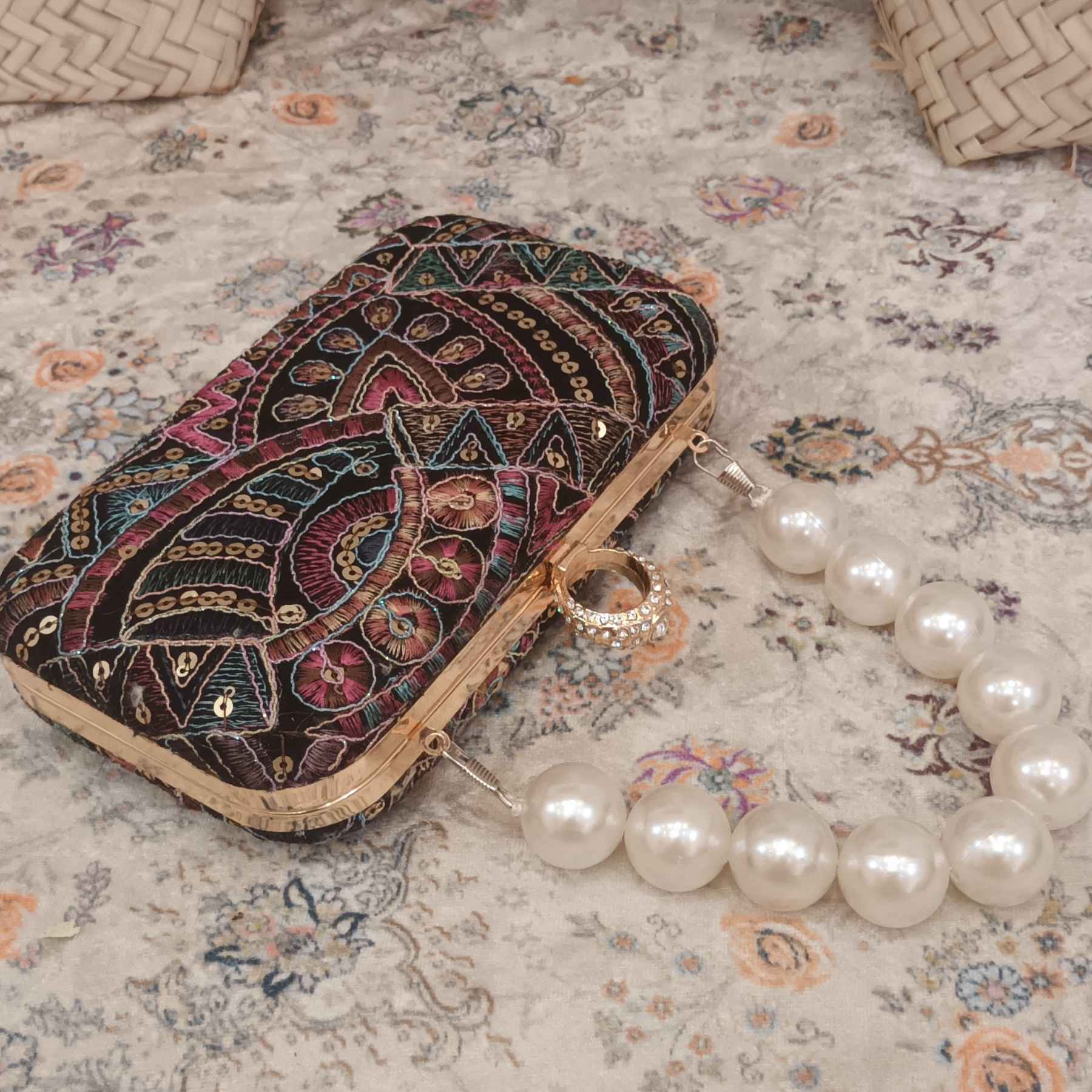 Geborduurde fluwelen clutch geometrisch zwart