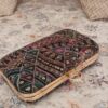 Geborduurde fluwelen clutch geometrisch zwart