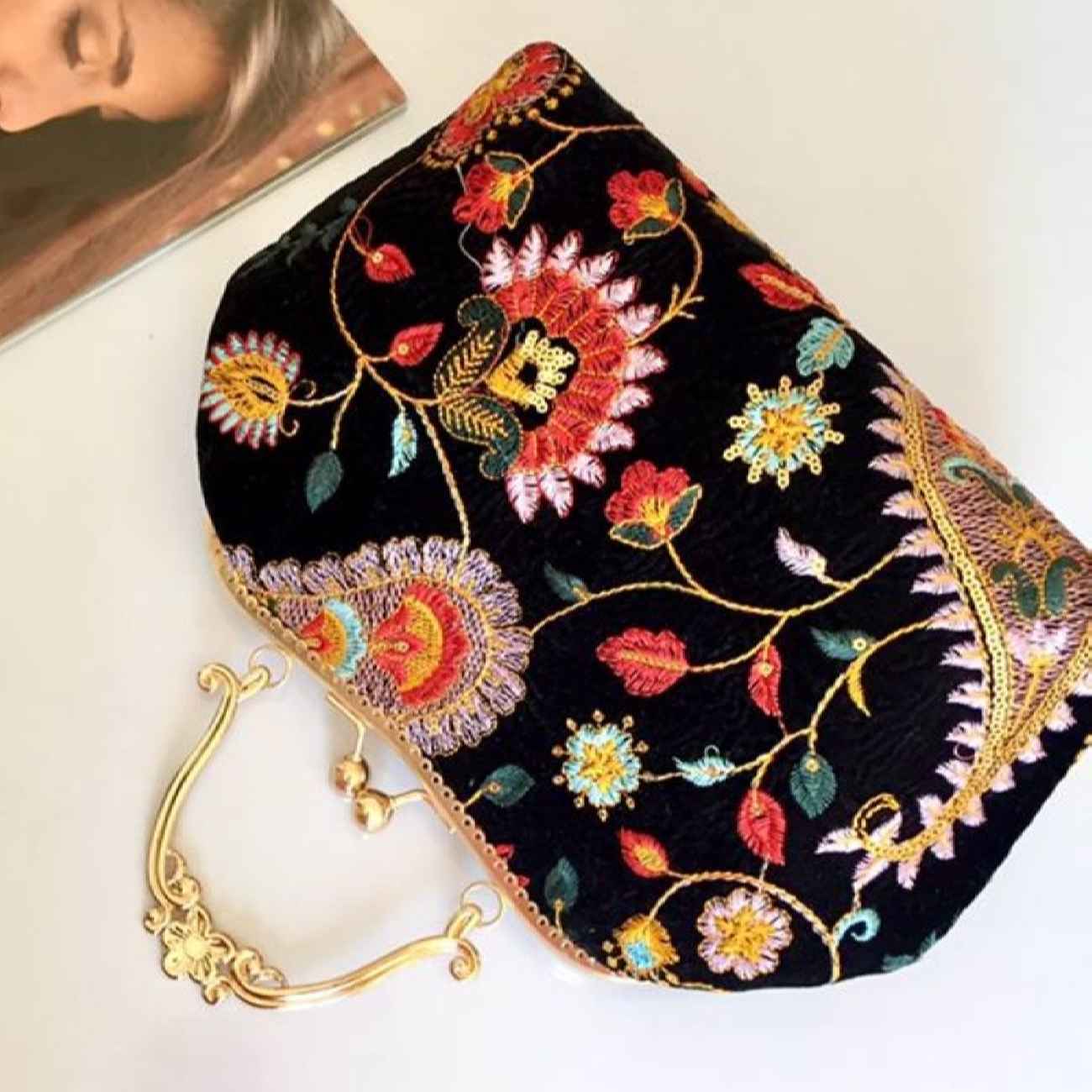 Geborduurde fluwelen clutch paisley zwart