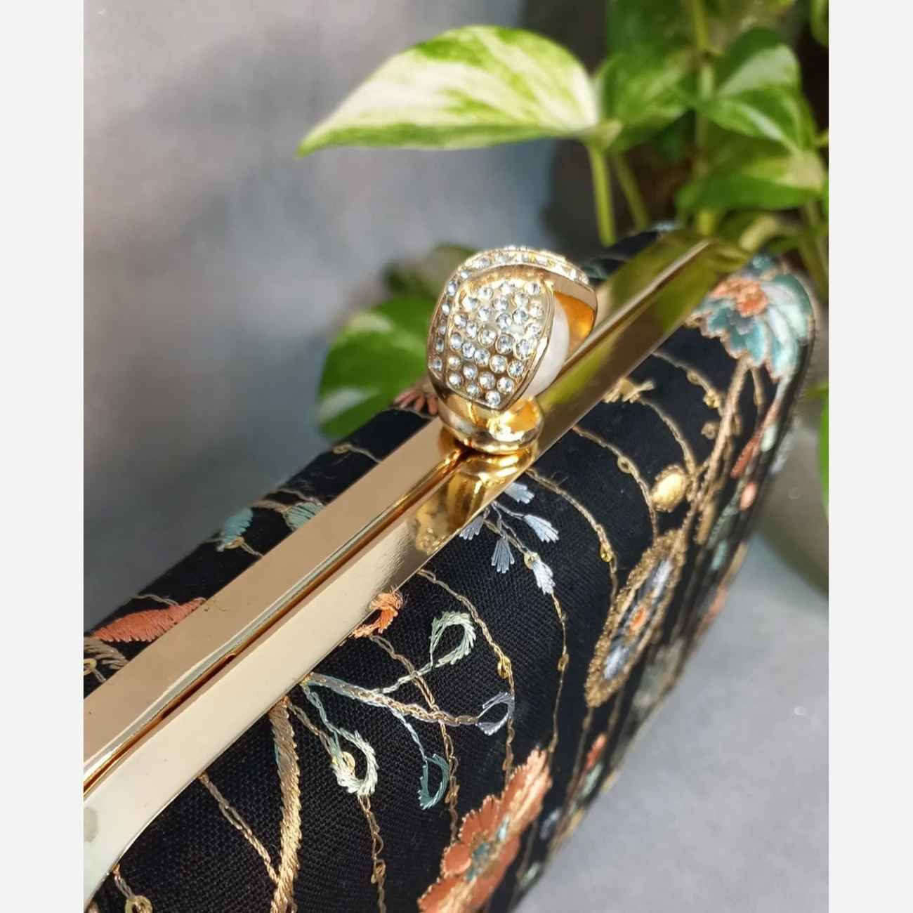Geborduurde fluwelen clutch met rozenmotief – Linnen