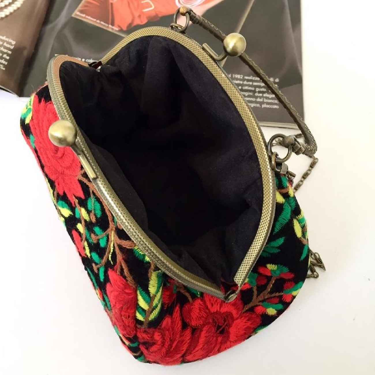 Geborduurde fluwelen clutch met rood rozenontwerp