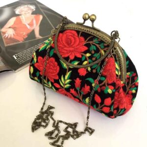 Geborduurde fluwelen clutch met rood rozenontwerp