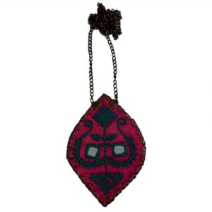 Handgemaakte geborduurde ketting – Rood/Zwart Geometrisch
