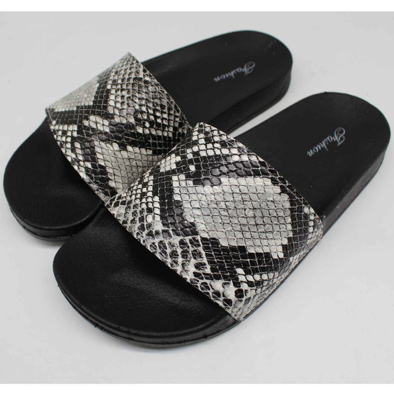 Nikta Cloud Slippers – Zwart met Slangenleerpatroon