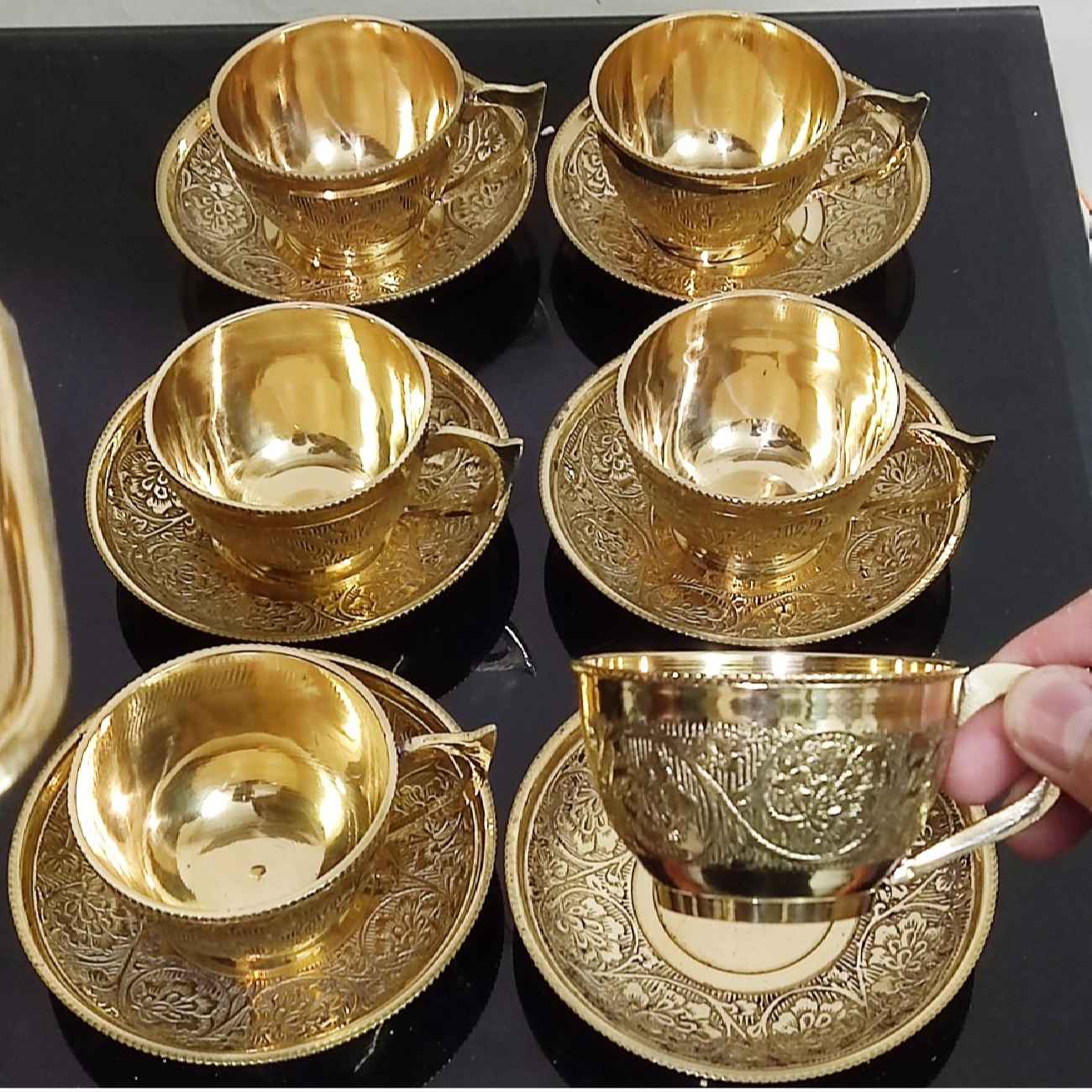 Perzische Messing Theekop & Schotel Set met Bloemontwerp in Goud (x6)