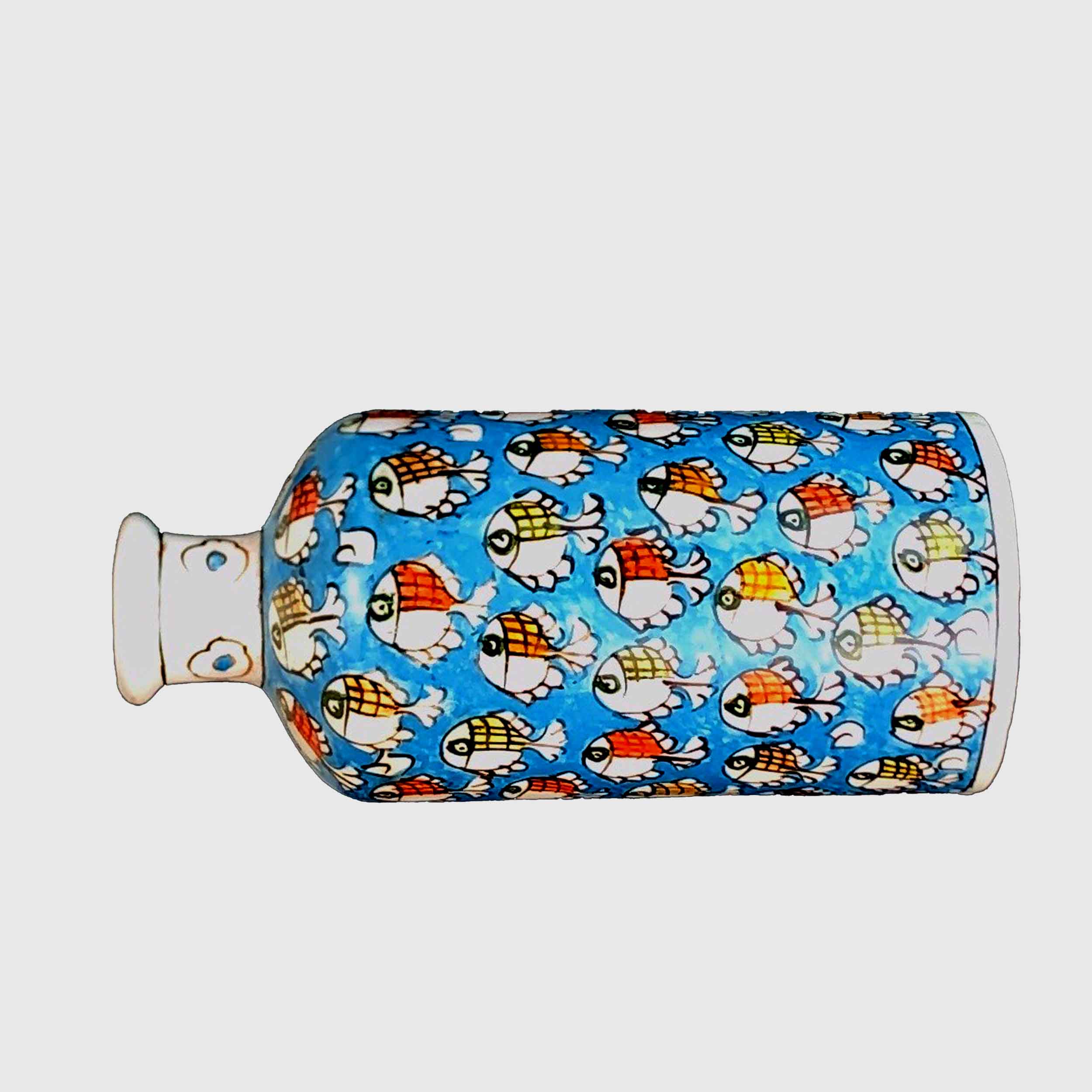 Perzische keramieken enkelstengelvaas met een kenmerkend roodvismotief, een boho-geïnspireerd cadeau of decoratief accent