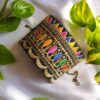 Perzische geborduurde armband – Handwerk ideaal voor formeel evenement met geometrisch design