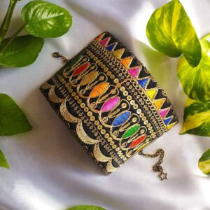 Perzische geborduurde armband – Handwerk ideaal voor formeel evenement met geometrisch design