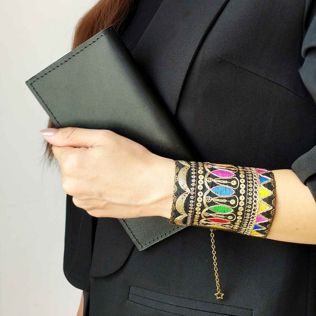 Perzische geborduurde armband – Handwerk ideaal voor formeel evenement met geometrisch design
