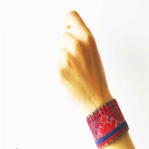 Perzische geborduurde armband – Handwerk in rood met geometrisch design