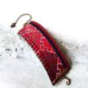 Perzische geborduurde armband – Handwerk in rood met geometrisch design