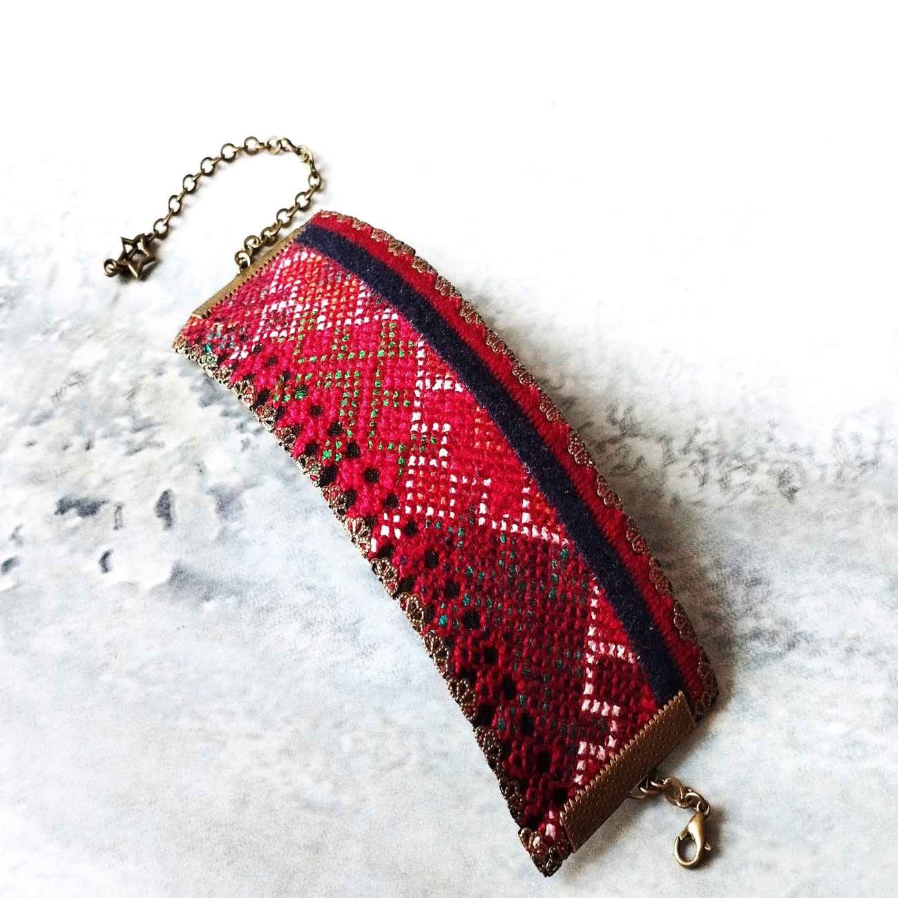 Perzische geborduurde armband – Handwerk in rood met geometrisch design