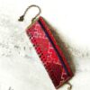 Perzische geborduurde armband – Handwerk in rood met geometrisch design
