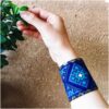 Perzische geborduurde armband – Handwerk in turquoise met smaragd design