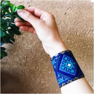 Perzische geborduurde armband – Handwerk in turquoise met smaragd design