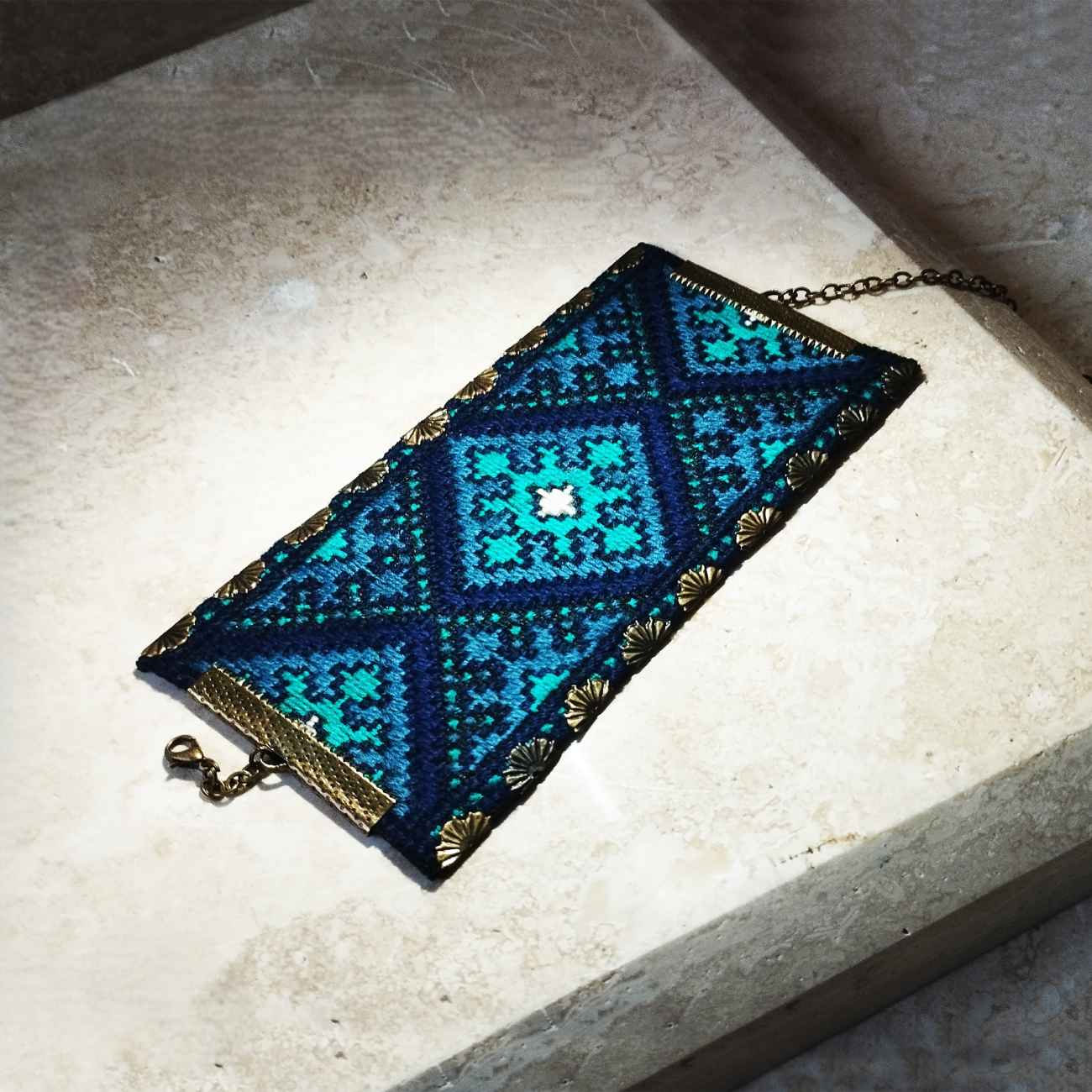 Perzische geborduurde armband – Handwerk in turquoise met smaragd design