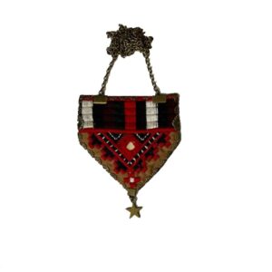 Geweven geborduurde ketting met metalen ketting en symbolische details