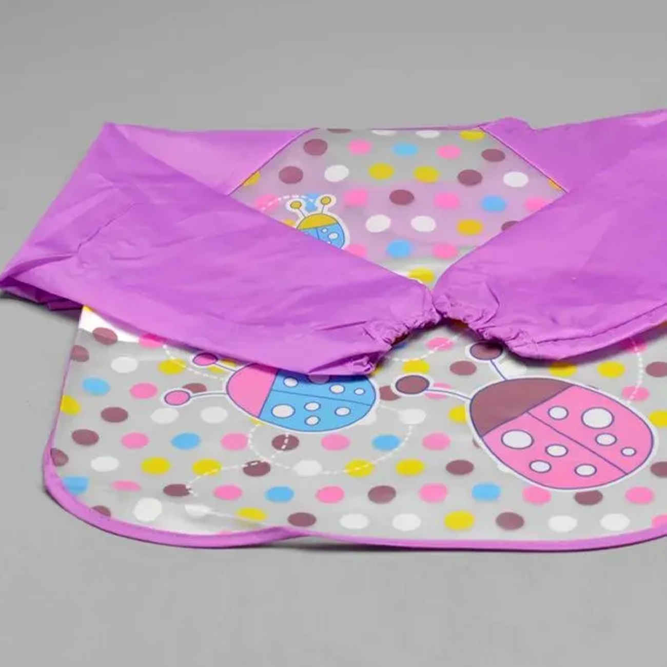 Babyslabbetje met Mouwen – Lieveheersbeestje Ontwerp