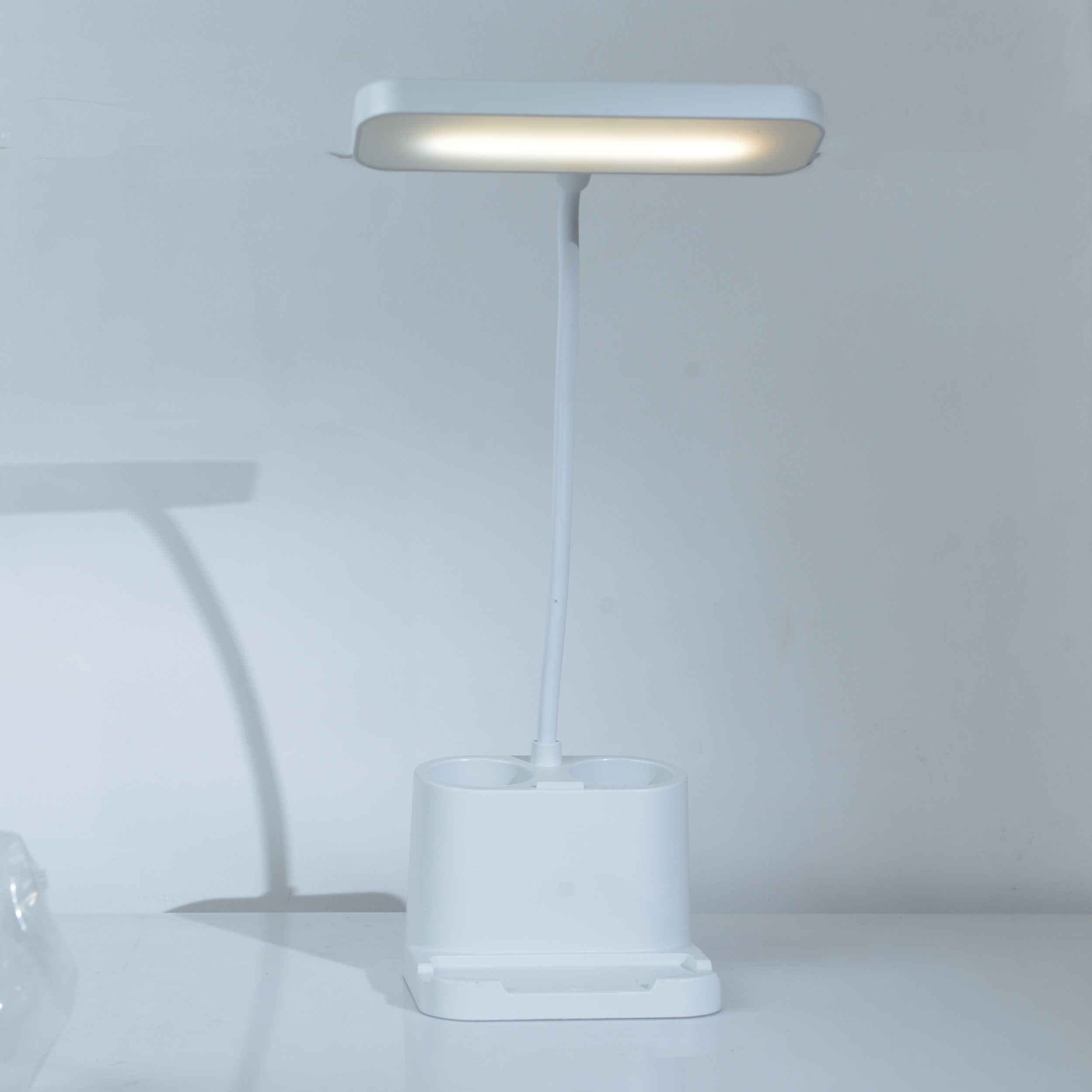 Bureaulamp met Organizer – Een Functionele Verlichtingsoplossing voor Elke Werkplek