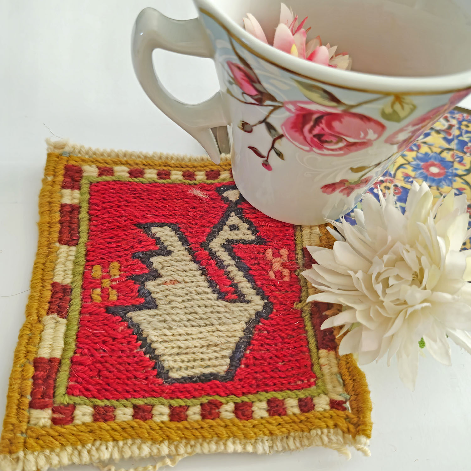Magenta Zwaan Kilim Onderzitter – Handgeweven Wollen Vierkant, Boho Vogeldesign