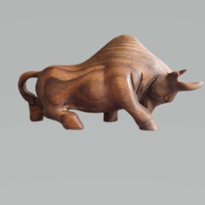 Decoratief Houten Stierenbeeld – Symbool van Kracht & Macht