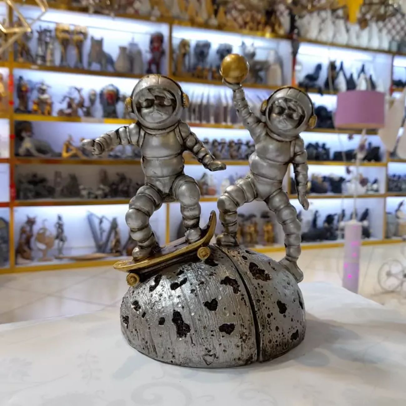 2-Delige Astronauten Beeldjesset Boekensteun – Stijlvol Huisdecor