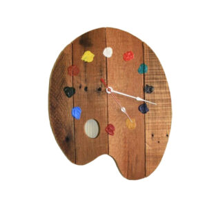 Houten wandklok in de vorm van een palet