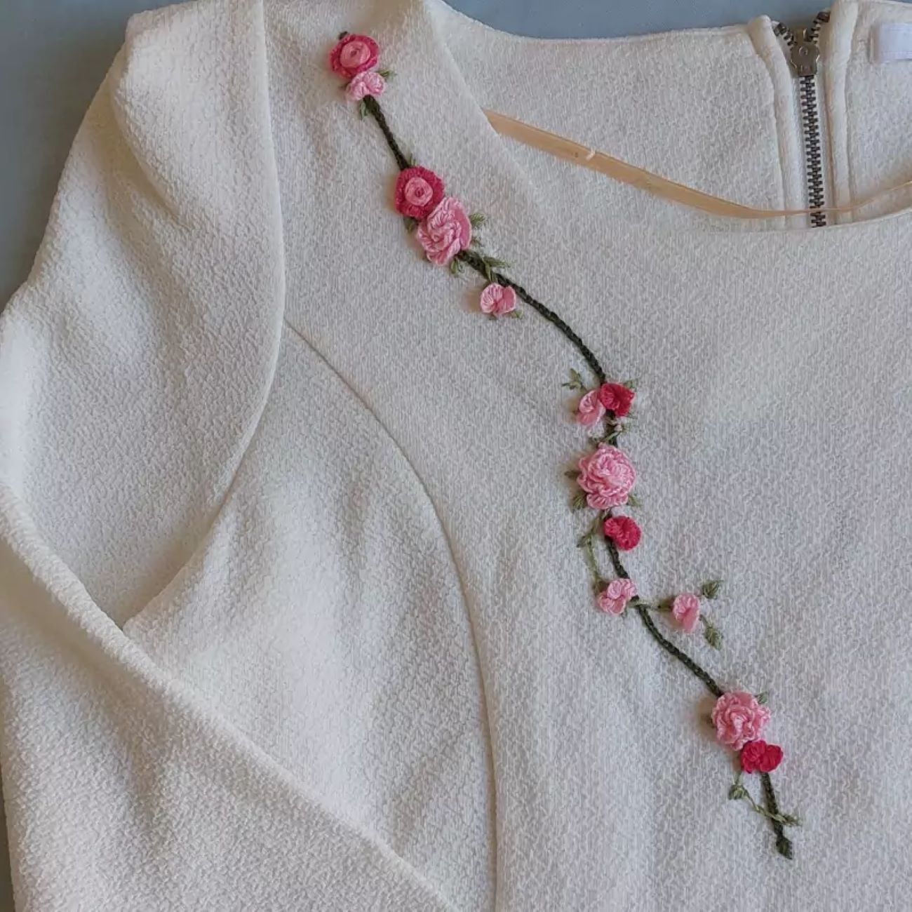 Witte Geborduurde Blouse met Bloemen