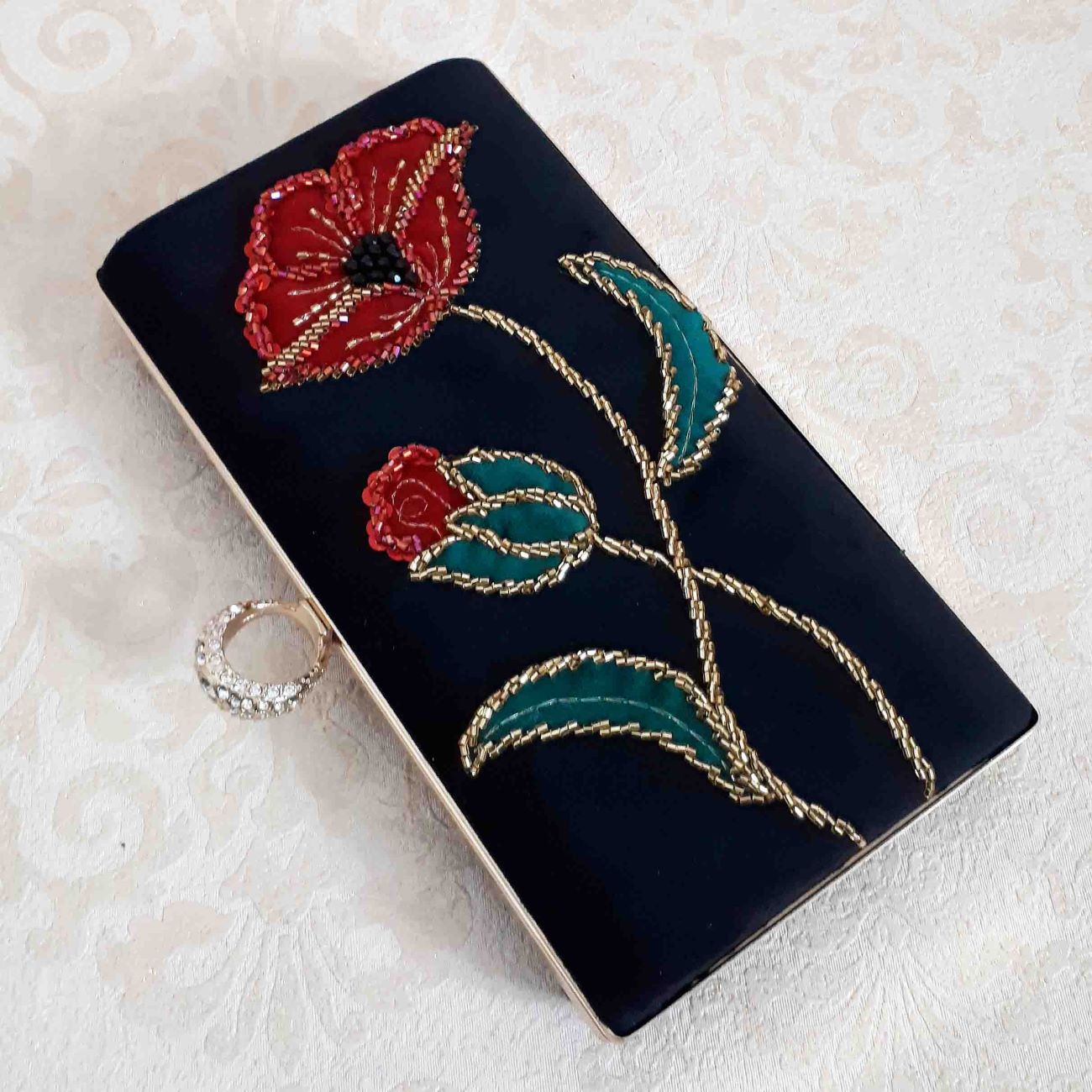 Handgeborduurde Kralen Clutch met Rode Rozen