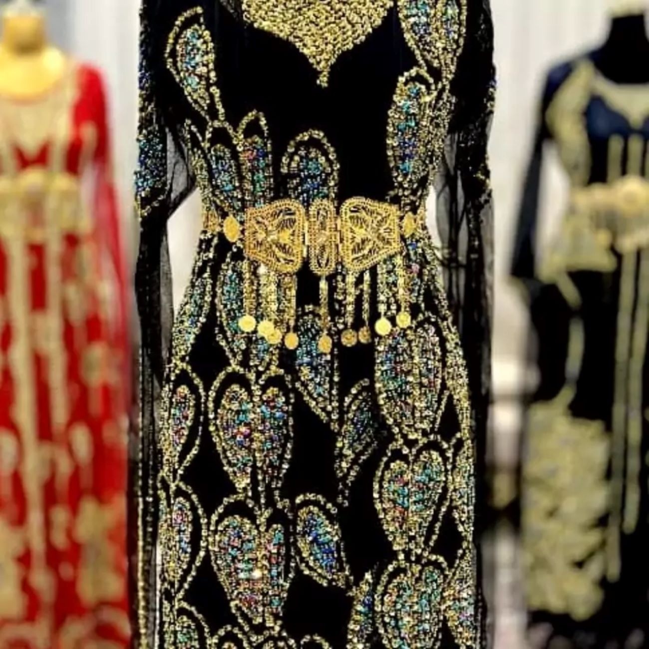 Handgeborduurde Koerdische Jurk – Exquise Handgemaakte Couture