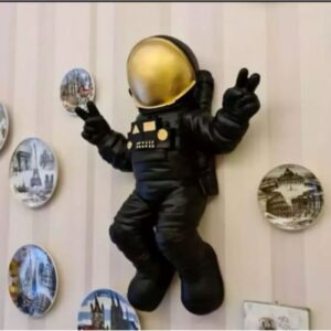 Wandgemonteerd Astronauten Beeld – Een Uniek Ruimtethema Decoratie voor Uw Huis of Kantoor