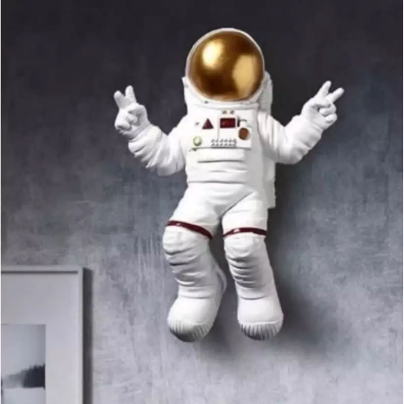 Wandgemonteerd Astronauten Beeld – Een Uniek Ruimtethema Decoratie voor Uw Huis of Kantoor
