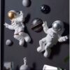 Wandgemonteerd Astronauten Beeld – Een Uniek Ruimtethema Decoratie voor Uw Huis of Kantoor