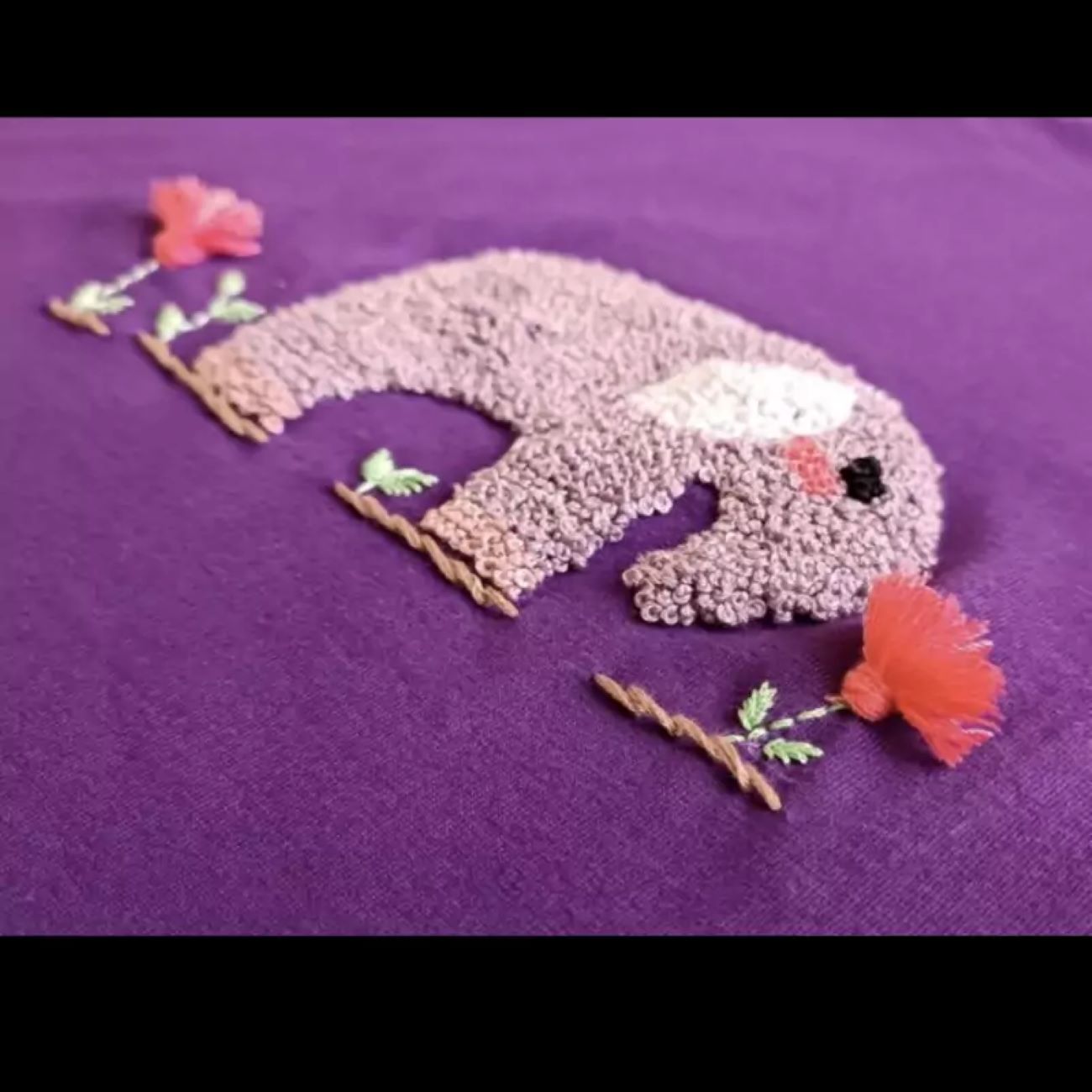 Dames T-shirt met Handborduurwerk – Olifant Purper
