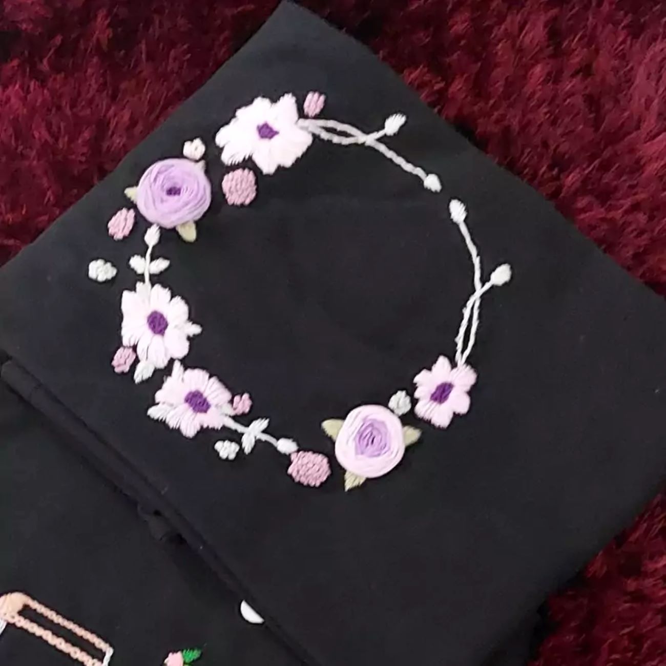 Dames T-shirt met Handborduurwerk – Bloemen Zwart