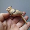 Houten Bureauklok met Handgemaakte Vogelsculptuur – Uniek & Stijlvol Ontwerp