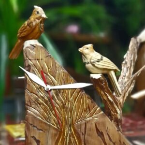 Houten Bureauklok met Handgemaakte Vogelsculptuur – Uniek & Stijlvol Ontwerp