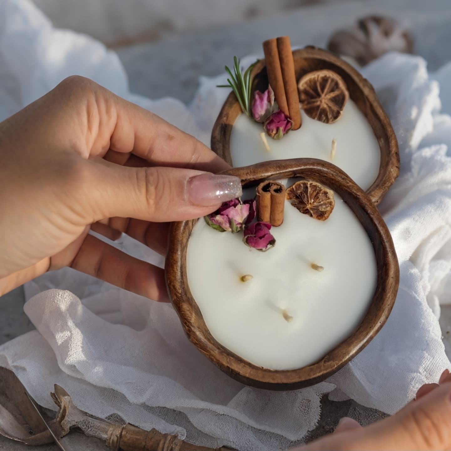 Botanische Houten Pot Kaars – Kaneel, Roos & Citroen