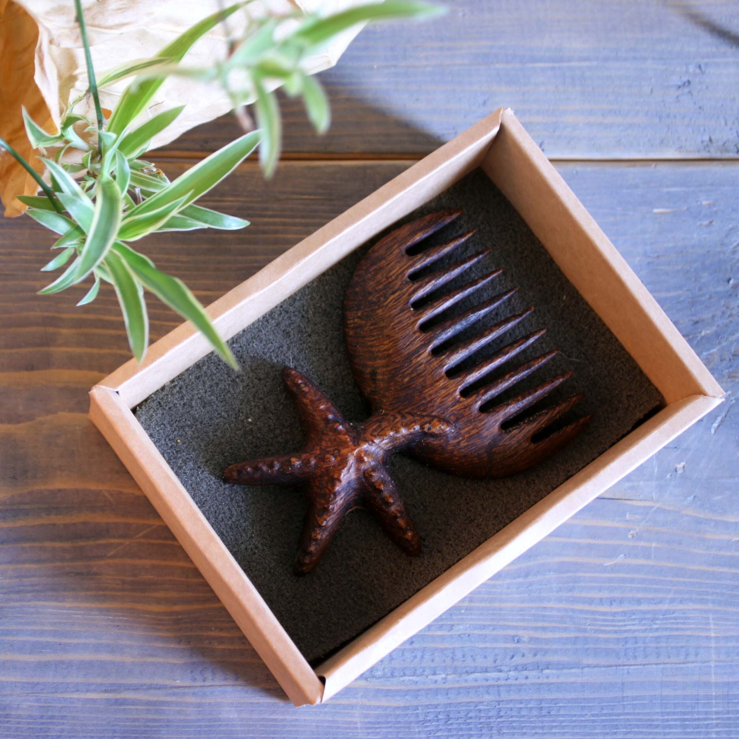 Ambachtelijke Handgesneden Houten Kam met Zeester Ontwerp