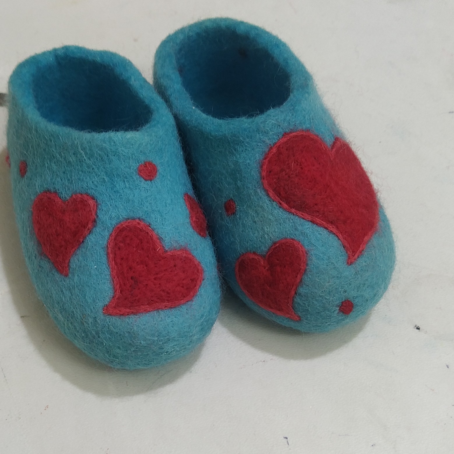 Ambachtelijke Vilten Pantoffels met Rood Hartpatroon