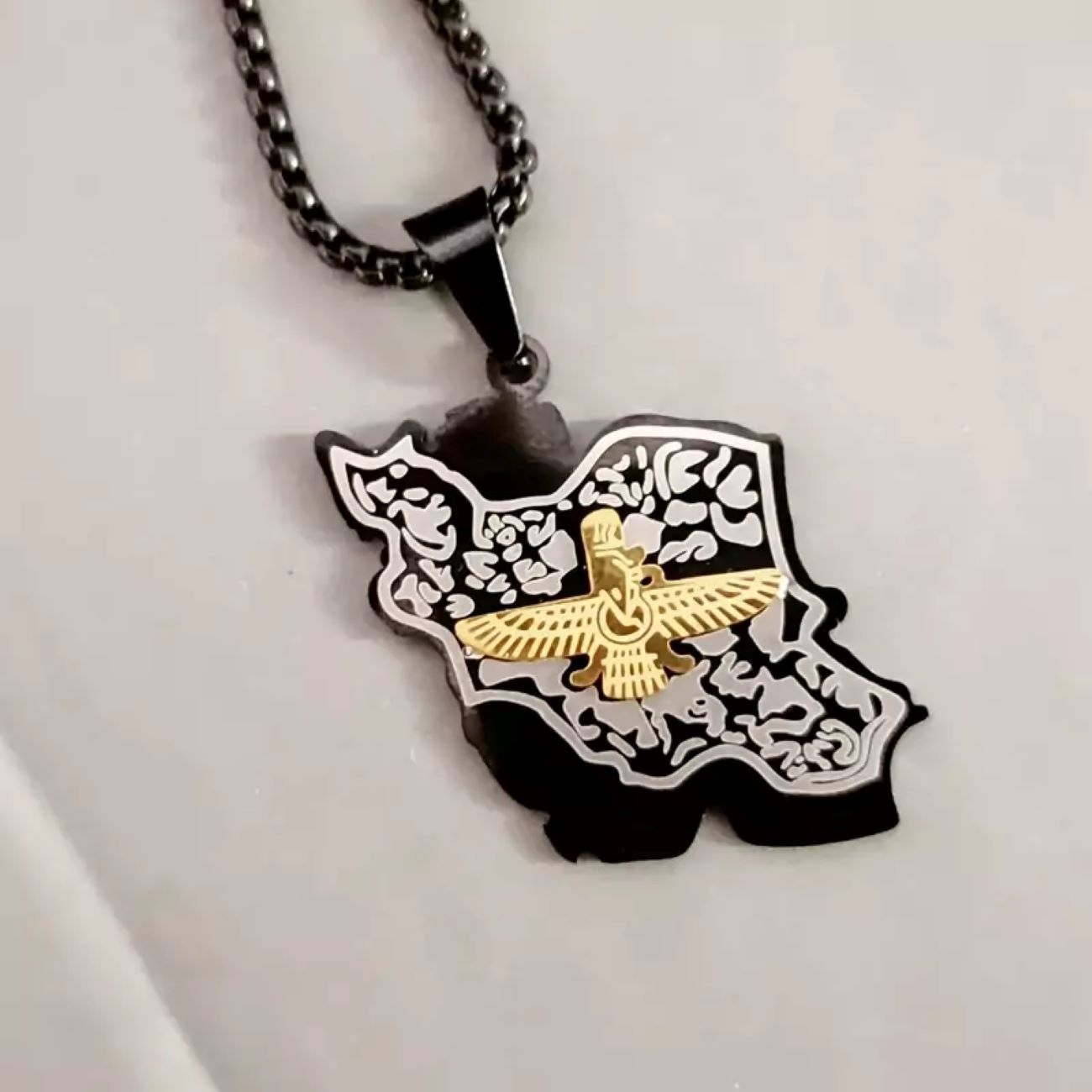 Zwarte en Gouden Faravahar Ketting – Perzisch Symbool