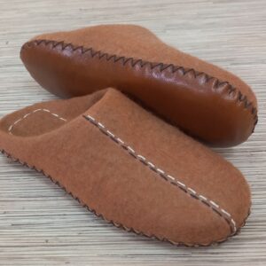 Bruine Vilten Pantoffels met Decoratieve Stiksels