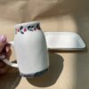 Keramische Mok en Schotelset, Handbeschilderd Bloesem- en Bladrandpatroon